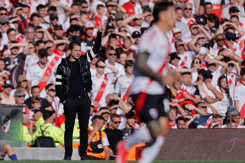 Pintita dejó de ser el técnico de Boca Juniors tras la derrota 2-1 ante River Plate del domingo. (Foto: EFE)