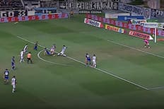 VIDEO | Desde el suelo: la genial asistencia de Diego Valdés que terminó en golazo de Vélez