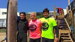 Nunca es tarde para aprender: Carlos Caszely practicó skate y surf con sus nietos y se hizo viral