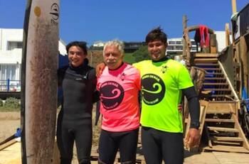 Nunca es tarde para aprender: Carlos Caszely practicó skate y surf con sus nietos y se hizo viral