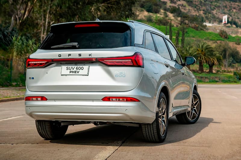 Las dos versiones disponibles se diferencian por la disponibilidad de techo panorámico y el tamaño de las llantas.