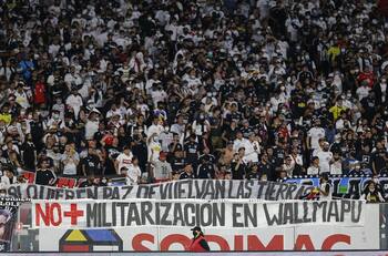Colo Colo arriesga un duro castigo por los lienzos que mostraron sus hinchas ante Melipilla