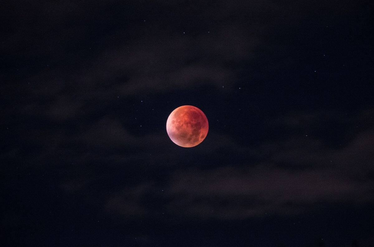 "Luna de Sangre": ¿Cuándo y a qué hora se puede ver el eclipse lunar en Chile?