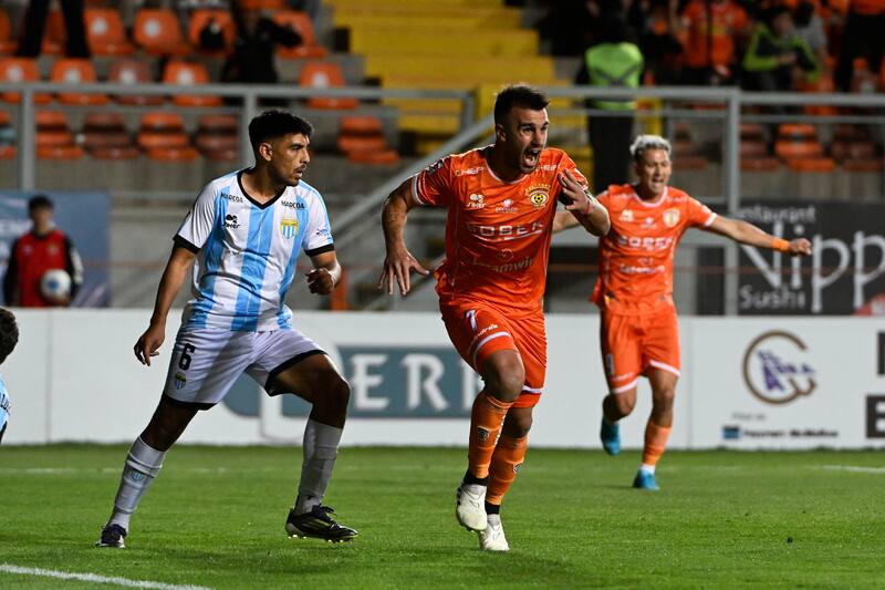 Los Loínos vencieron a Magallanes y ratificaron su buen momento. Foto: Photosport