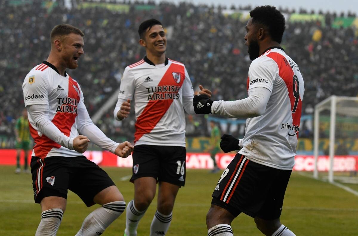 Fue ofrecido a Colo Colo: El delantero internacional que se acerca al River Plate de Paulo Díaz y Pablo Solari