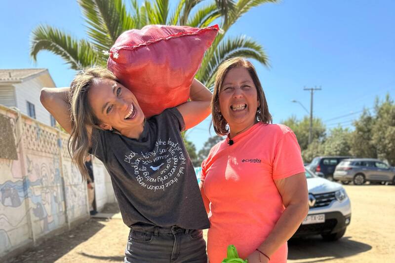 Está grabando un nuevo programa de televisión.