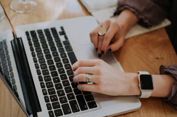 Comienza feria laboral online solo para mujeres: hay más de 1.000 vacantes y sueldos de hasta $2.000.000