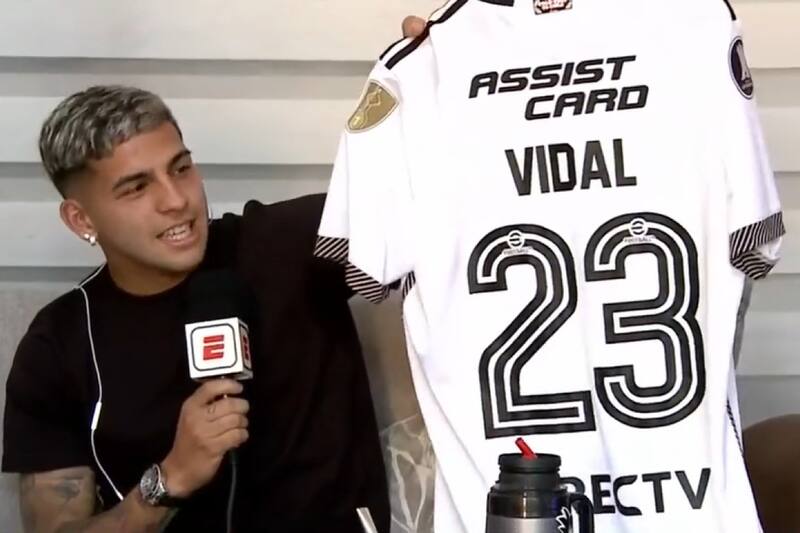 mostró la camiseta que intercambió con Arturo Vidal.