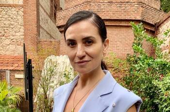 Guarda muchos secretos: Así se ve Ester, el personaje de Francisca Gavilán en "Hijos del desierto"