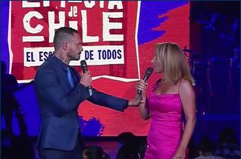 "Ámame": Mauricio Pinilla sorprendió a Karen Doggenweiler con coqueto comentario en "La Fiesta de Chile"