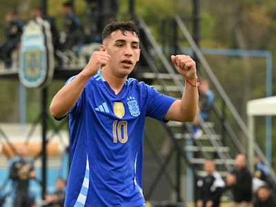 Depende de dos figuras: Chile puede dar el golpe y robarle un jugador a Argentina para el mundial