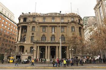 Histórico edificio de Santiago intenta evitar la liquidación de sus bienes tras quiebra: debe más de $1.184 millones