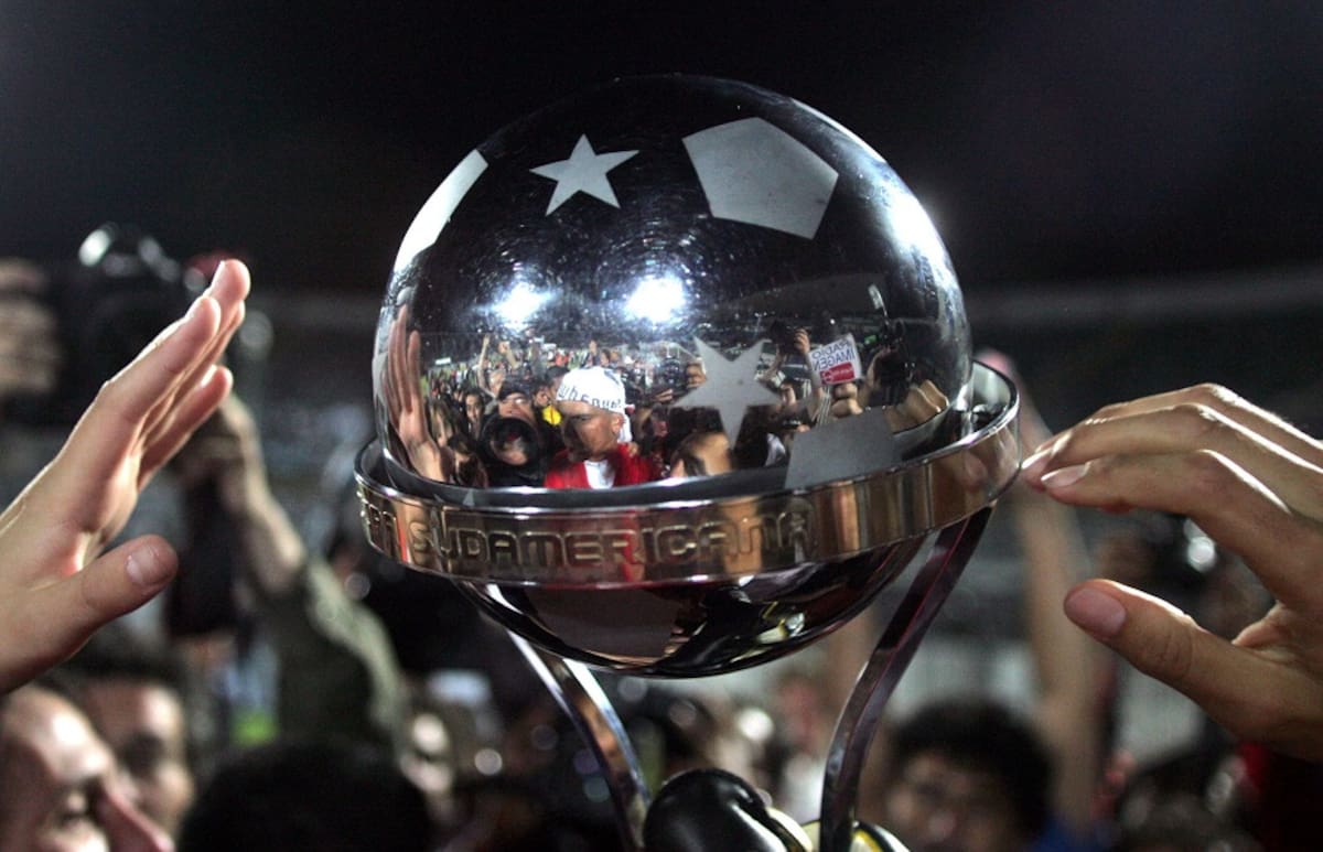 SCH21 SANTIAGO (CHILE) 13/12/06 .- Los jugadores del club Pachuca de México acarician el triunfo frente al Colo Colo de Chile, por 2-1, con el cual obtuvieron la Copa Sudamericana, jugada hoy, miércoles 13 de diciembre de 2006, en el Estadio Nacional de Santiago de Chile. EFE/Fernando Nahuel