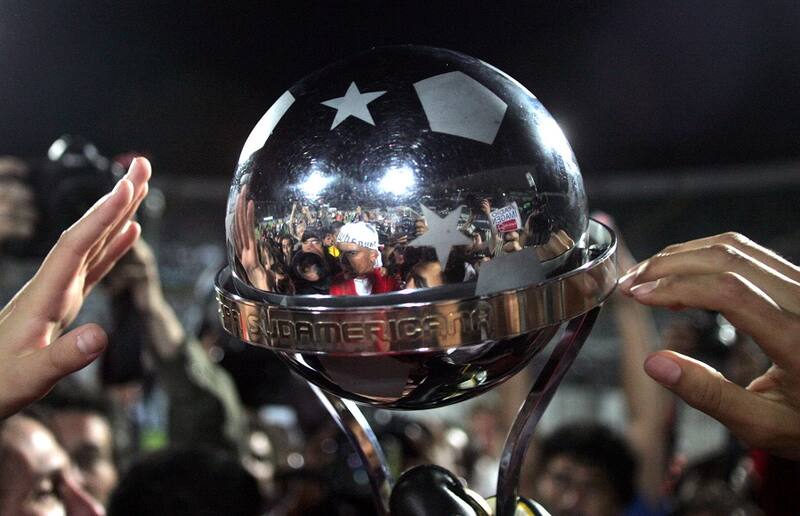 SCH21 SANTIAGO (CHILE) 13/12/06 .- Los jugadores del club Pachuca de México acarician el triunfo frente al Colo Colo de Chile, por 2-1, con el cual obtuvieron la Copa Sudamericana, jugada hoy, miércoles 13 de diciembre de 2006, en el Estadio Nacional de Santiago de Chile. EFE/Fernando Nahuel