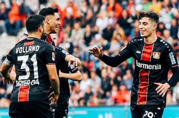 Charles Aránguiz dijo presente en goleada del Bayer Leverkusen a Ausburgo