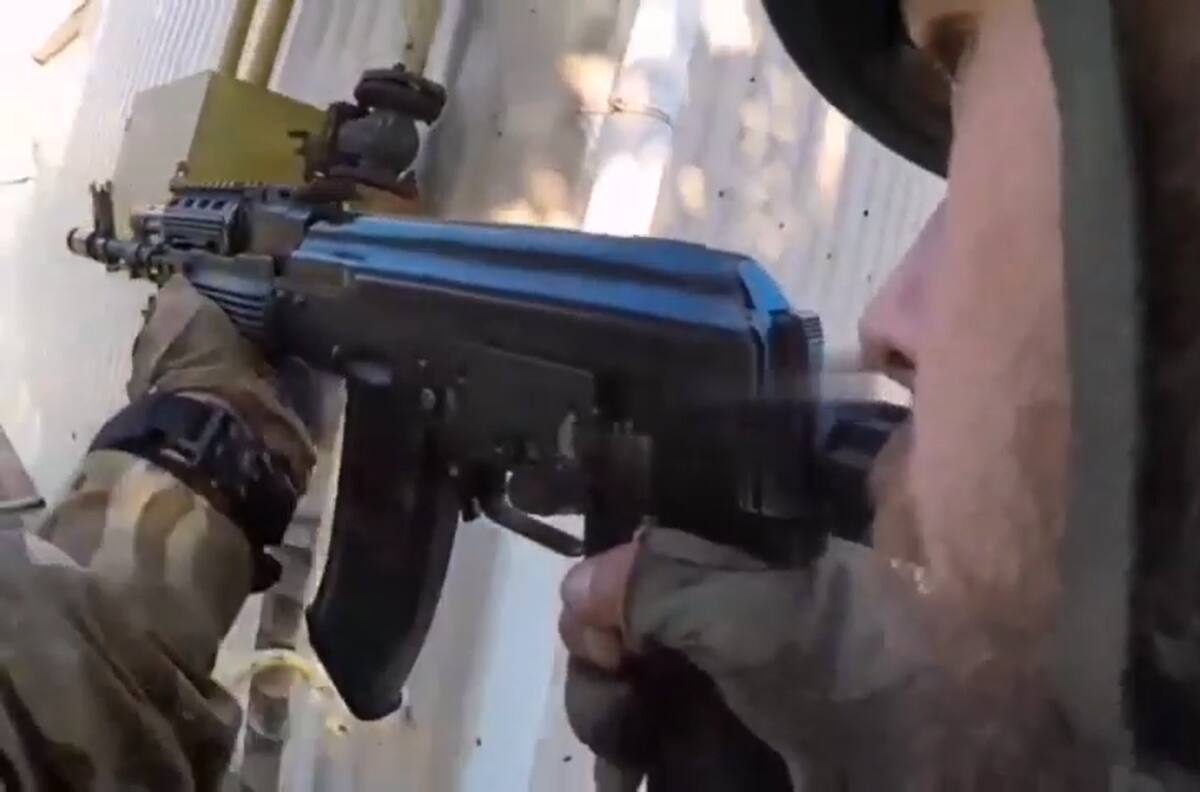 VIDEO | Soldado ucraniano se grabó mientras recibía un balazo en el brazo y siguió peleando