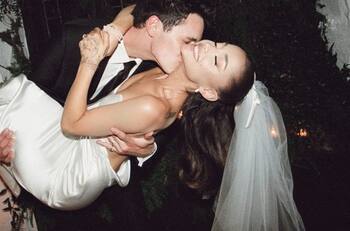 Ariana Grande impactó a sus seguidores al compartir fotos inéditas de su boda con Dalton Gomez