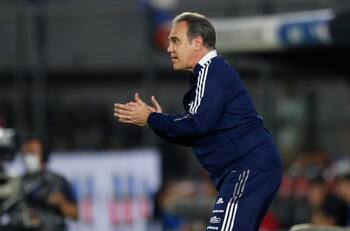 Los constantes experimentos de Martín Lasarte en la defensa de La Roja durante estas Eliminatorias