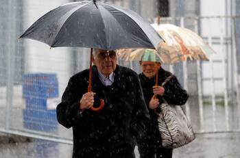 Adultos mayores recibirán $81.000 en mayo: así puedes consultar si eres beneficiario del Bono de Invierno