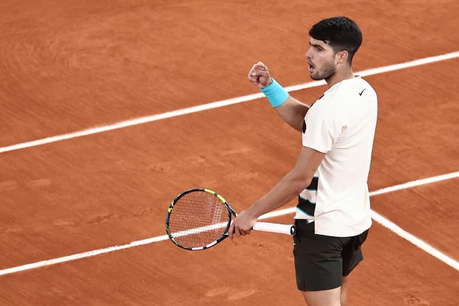 Carlos Alcaraz espera a Jannik Sinner en la final de París. Foto: EFE.