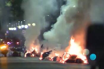 VIDEO | Hinchas de Colo Colo que no viajaron a La Bombonera prendieron fuego en Puerto Madero