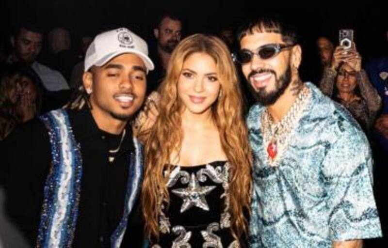 Ozuna, Shakira y Anuel AA posaron para una icónica foto que marcó el lanzamiento de "Las mujeres ya no lloran"