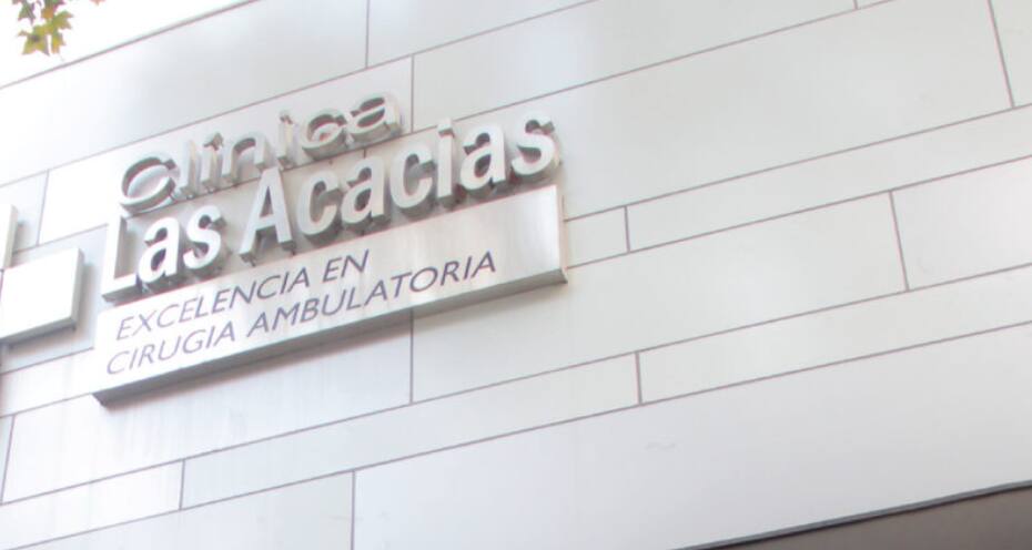 El hecho ocurrió en la Clínica Las Acacias, en Providencia. Créditos: Google Maps.