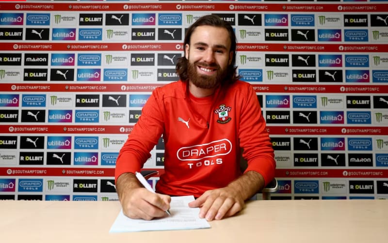 firmó con el Southampton y las redes sociales del club se llenaron de comentarios de chilenos.