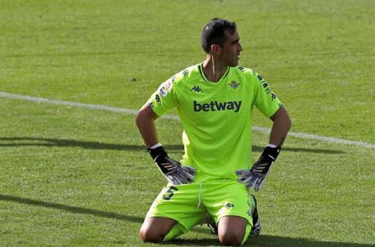 "Por delante de Claudio Bravo": La pésima noticia que recibió el arquero chileno en España