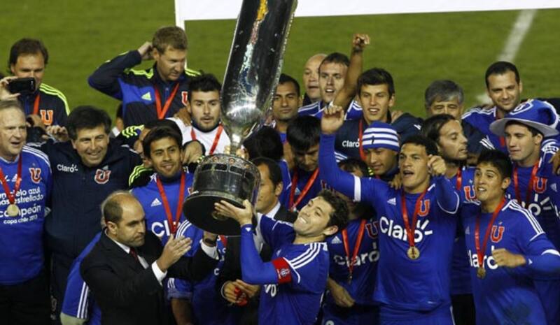 Los jugadores de Universidad De Chile, levantan la Copa, al termino del partido desarrollado en el Estadio German Becker, valido por la Final de la Copa Chile 2013.
