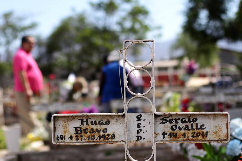 Santiago, 1 de noviembre de 2019
Familiares y amigos visitan a sus fallecidos en el Día de todos los santos en el Cementerio General.
Javier Salvo/ Aton Chile