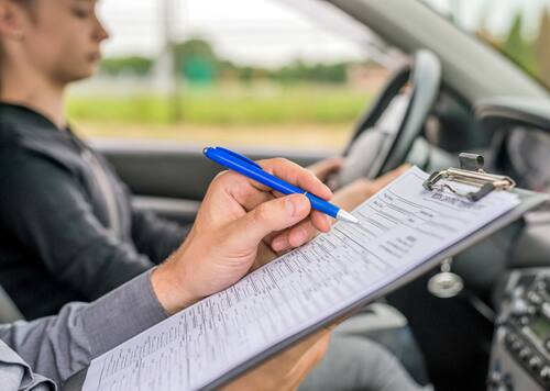 Descubre cuándo tienes que renovar tu licencia de conducir.