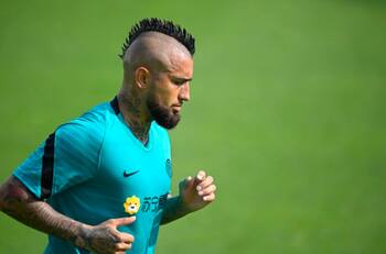 Con un pie afuera: Arturo Vidal fue sancionado por Inter de Milán y aumentó la tensión con la dirigencia