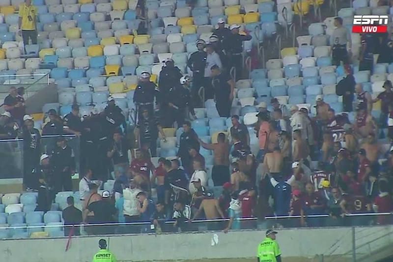 Hinchas de Lanús se enfrentaron a la policía brasileña en el Maracaná