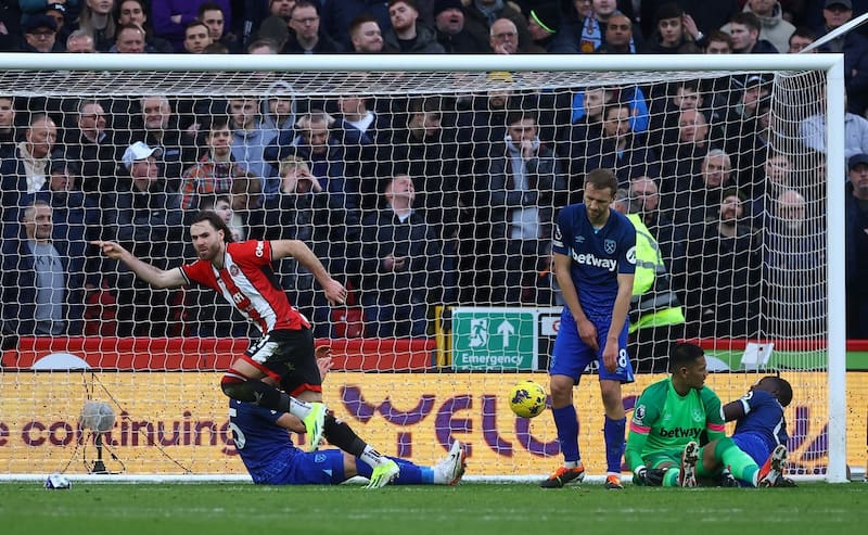 Ben Brereton celebra su primer gol en la Premier League frente al West Ham.