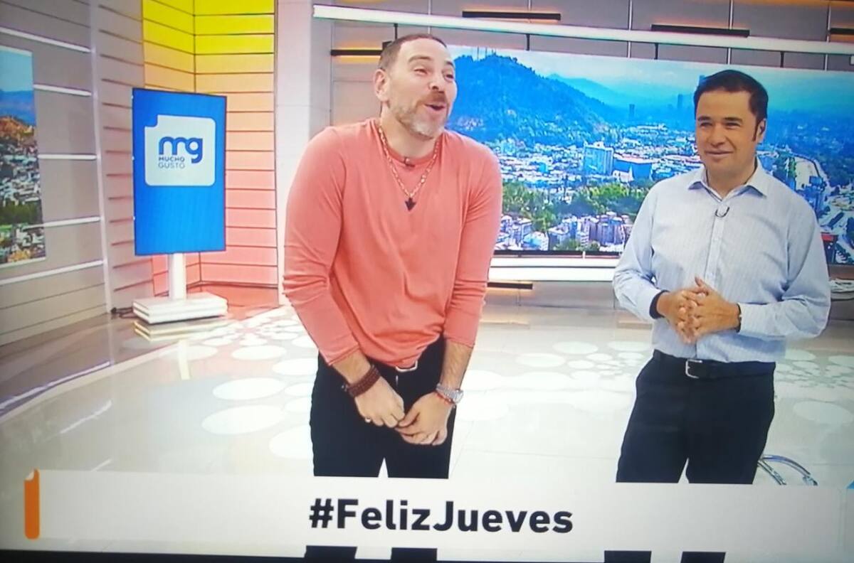 "Estoy siguiendo la moda del senador Jorge Pizarro": José Antonio Neme sufrió un divertido percance con su pantalón durante el inicio de "Mucho Gusto"