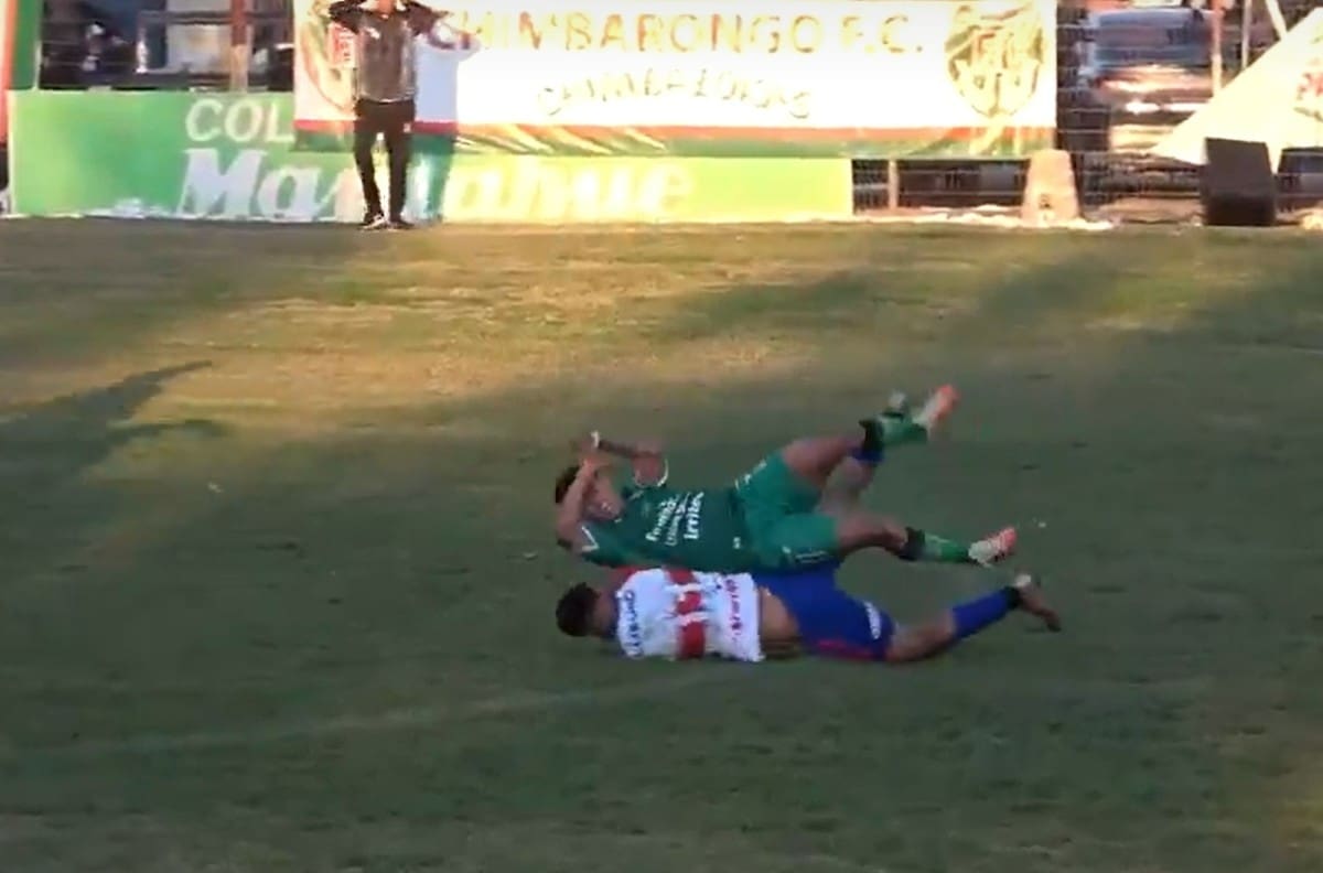 VIDEO| Polémica en la Tercera B: Árbitro no cobró un feroz codazo en mitad de cancha y la jugada terminó en gol
