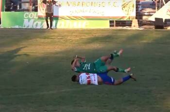 VIDEO| Polémica en la Tercera B: Árbitro no cobró un feroz codazo en mitad de cancha y la jugada terminó en gol
