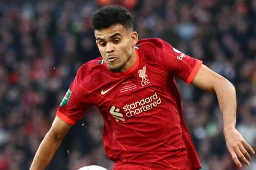 "Pasó la aduana": El lienzo con tintes xenófobos de los hinchas del Liverpool al colombiano Luis Díaz