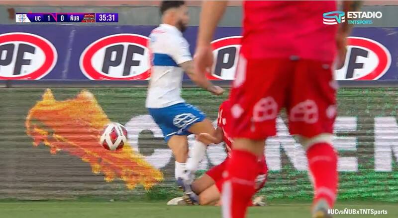 La impactante lesión de Eugenio Mena.