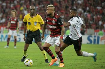 Se estrenó en el Maracaná: Arturo Vidal aprobó con buenos minutos en el empate de Flamengo en Copa de Brasil