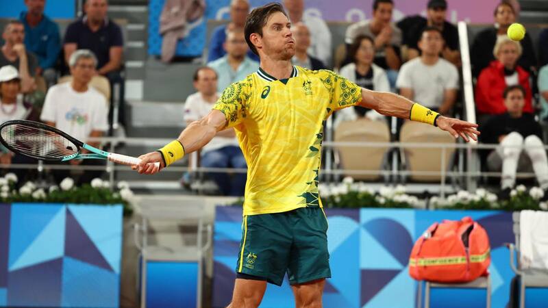 VIDEO | Le dio su raqueta al público: el insólito momento de Matthew Ebden en su duelo contra Djokovic en París 2024