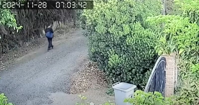 Canal 13 accedió al último registro del joven desaparecido. Pese a que el reloj marca las 7 de la mañana, las tomas corresponden a pasadas las 11:00 horas.