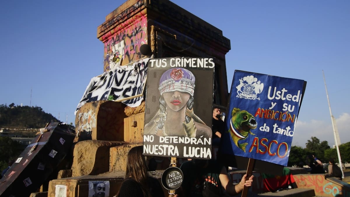 Manifestaciones obligaron cerrar el Metro y desviar el tránsito en el sector de Plaza Italia