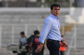 ¿Se viene un debut? La inédita defensa que ensayó Gustavo Quinteros pensando en Deportes La Serena