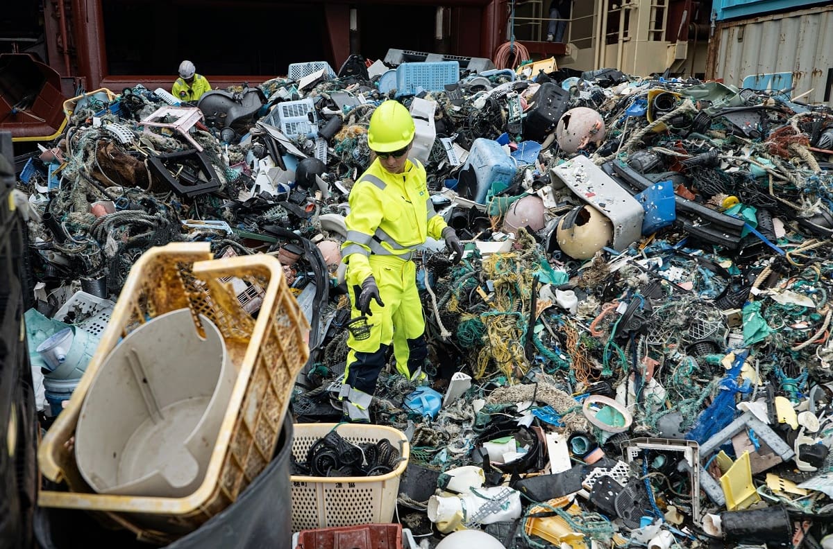 VIDEO I Dispositivo logra sacar 9 toneladas de plástico del Océano Pacífico