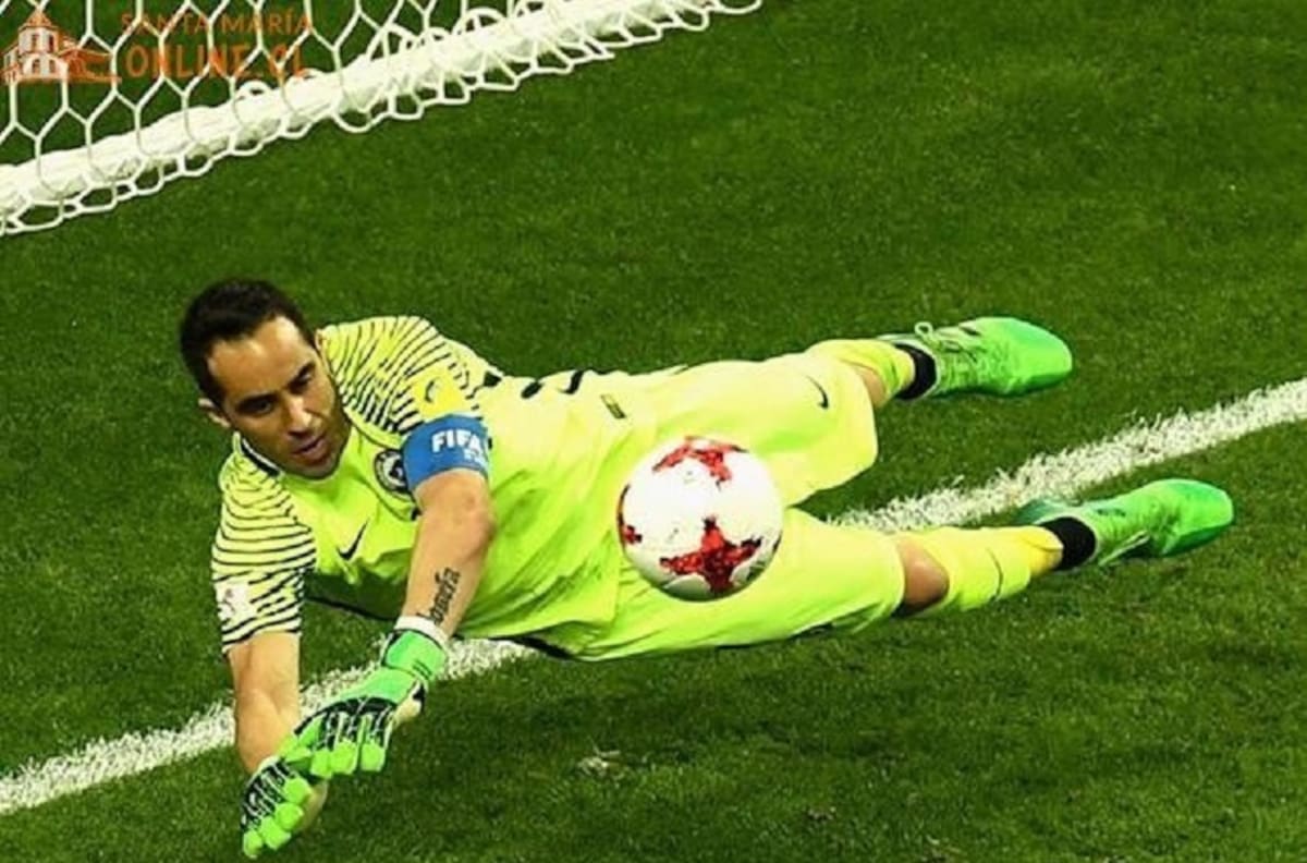 La contundente respuesta de Claudio Bravo a hincha que recordó su soberbia actuación en Copa Confederaciones