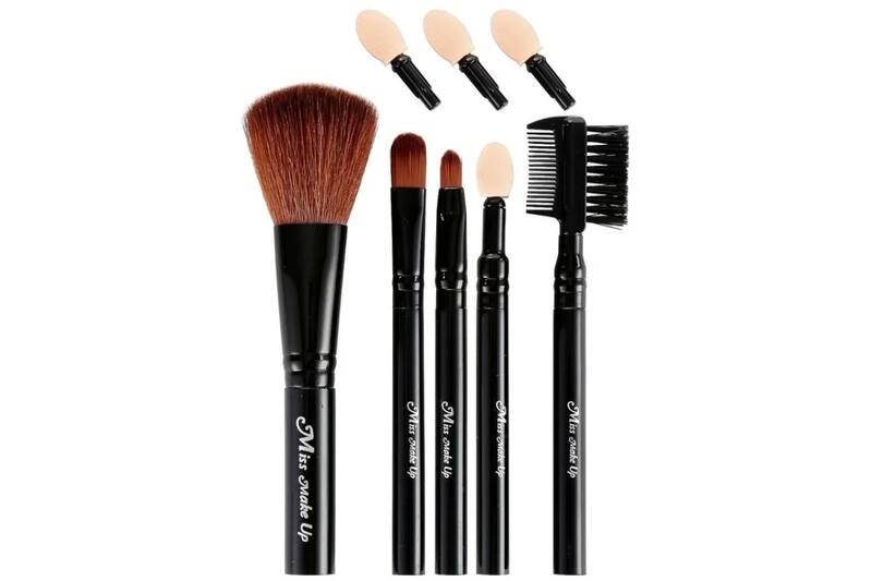 Set de brochas compactas para maquillaje, ideal para retoques diarios.
