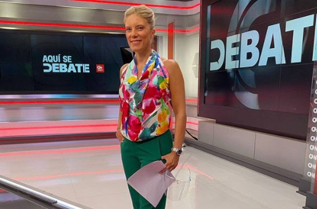 Antes fue Barney: Mónica Rincón hizo un guiño a Paulina Rubio con su look para conducir CHV Noticias