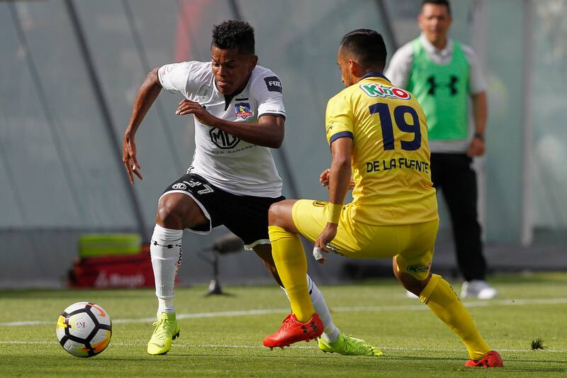 Disputando un encuentro con la camiseta de Colo Colo.
